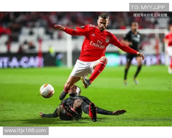 本菲卡狂胜那不勒斯五球大捷赛场瞬间引发热烈反响 本菲卡狂胜那不勒斯五球大捷赛场瞬间引发热烈反响